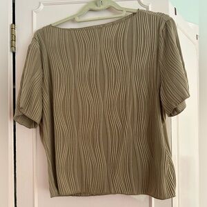 Rihoas. Water Ripple Textured Tee. Size Extra Large. New with Tags. Tan.